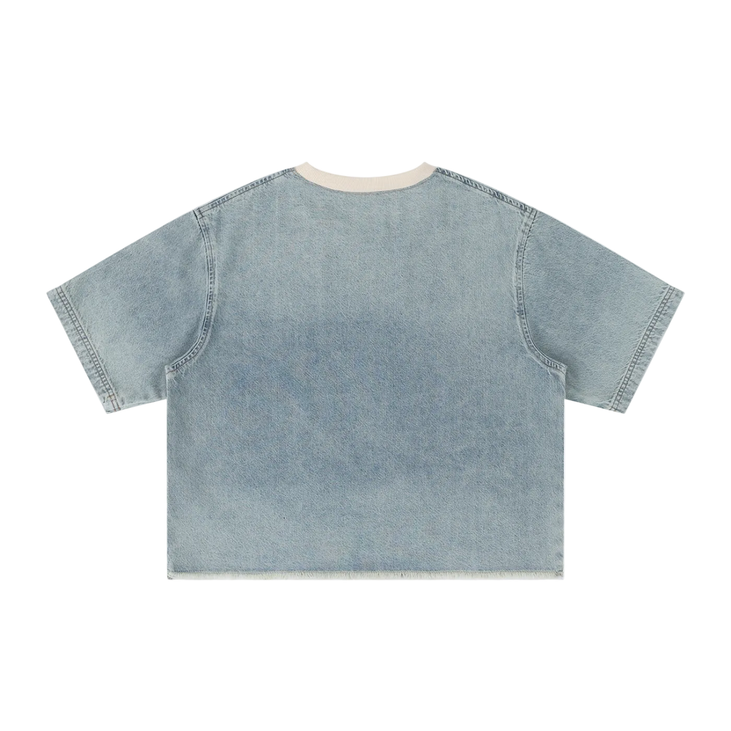 Camiseta crop azul cielo claro getabbe con efecto snow wash, cuello redondo con ribete crema en contraste, etiqueta con estrella roja en cuello, hombro caído, manga corta, corte holgado unisex, fondo blanco