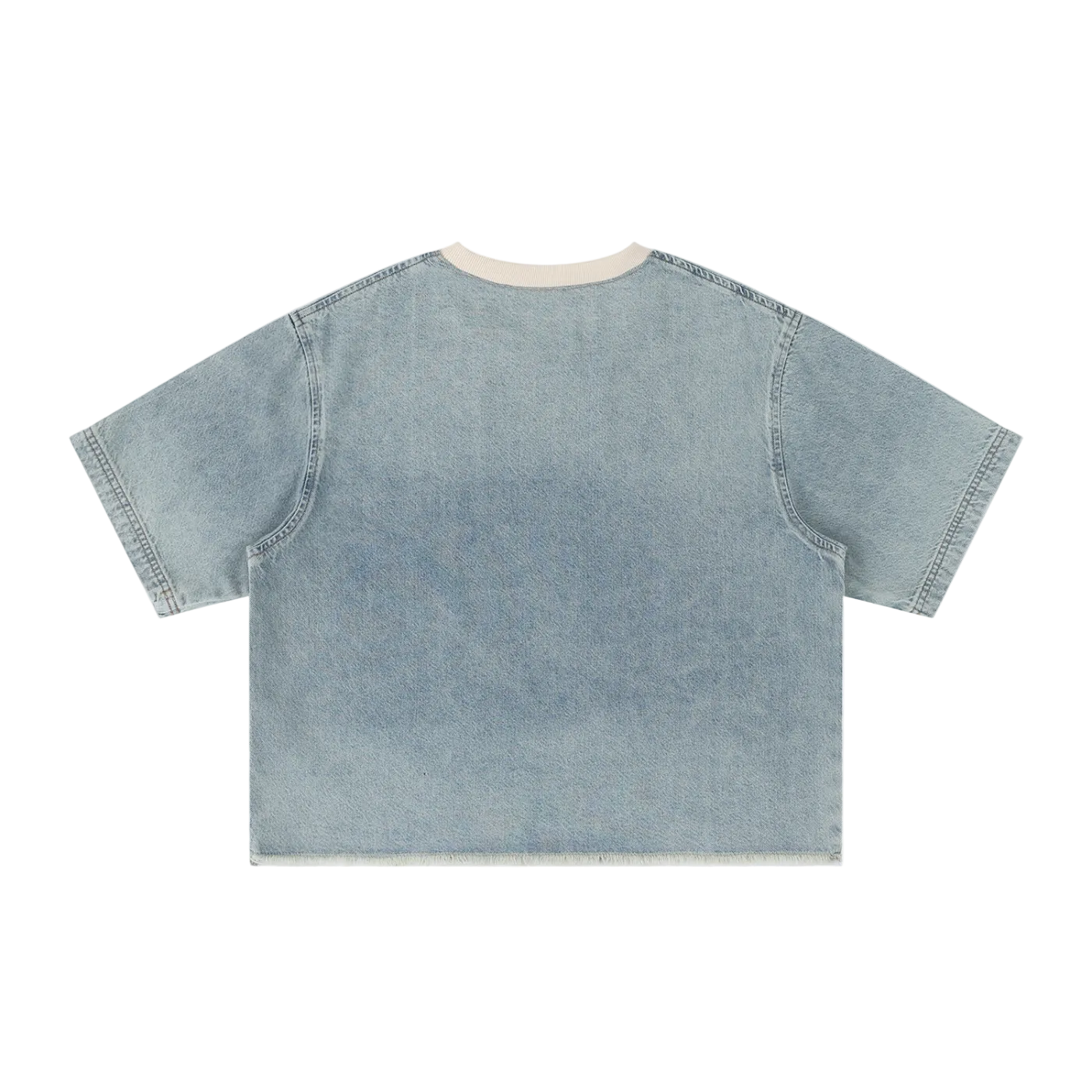 Camiseta crop azul cielo claro getabbe con efecto snow wash, cuello redondo con ribete crema en contraste, etiqueta con estrella roja en cuello, hombro caído, manga corta, corte holgado unisex, fondo blanco