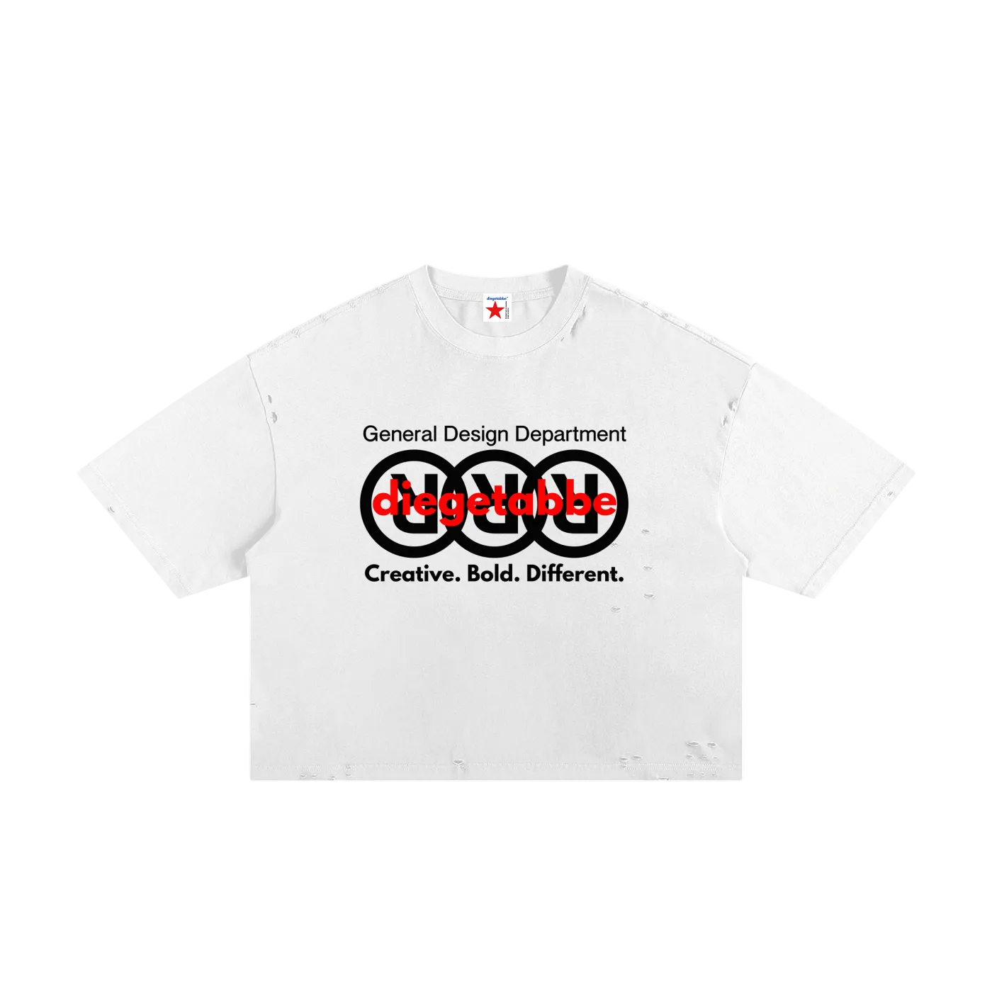 Camiseta blanca getabbe con gráfico "General Design Department" y tres círculos entrelazados con logo diegetabbe en rojo, texto "Creative. Bold. Different." en negro, acabado ripped distressed, etiqueta con estrella roja, hombro caído, corte holgado unisex, fondo blanco