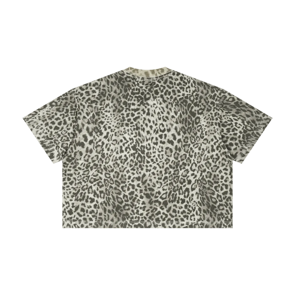 Camiseta crop getabbe con estampado leopardo gris en toda la prenda, logo "DIEGETABBE" en rojo al centro, hombro caído, corte holgado asimétrico, etiqueta con estrella roja, fondo blanco