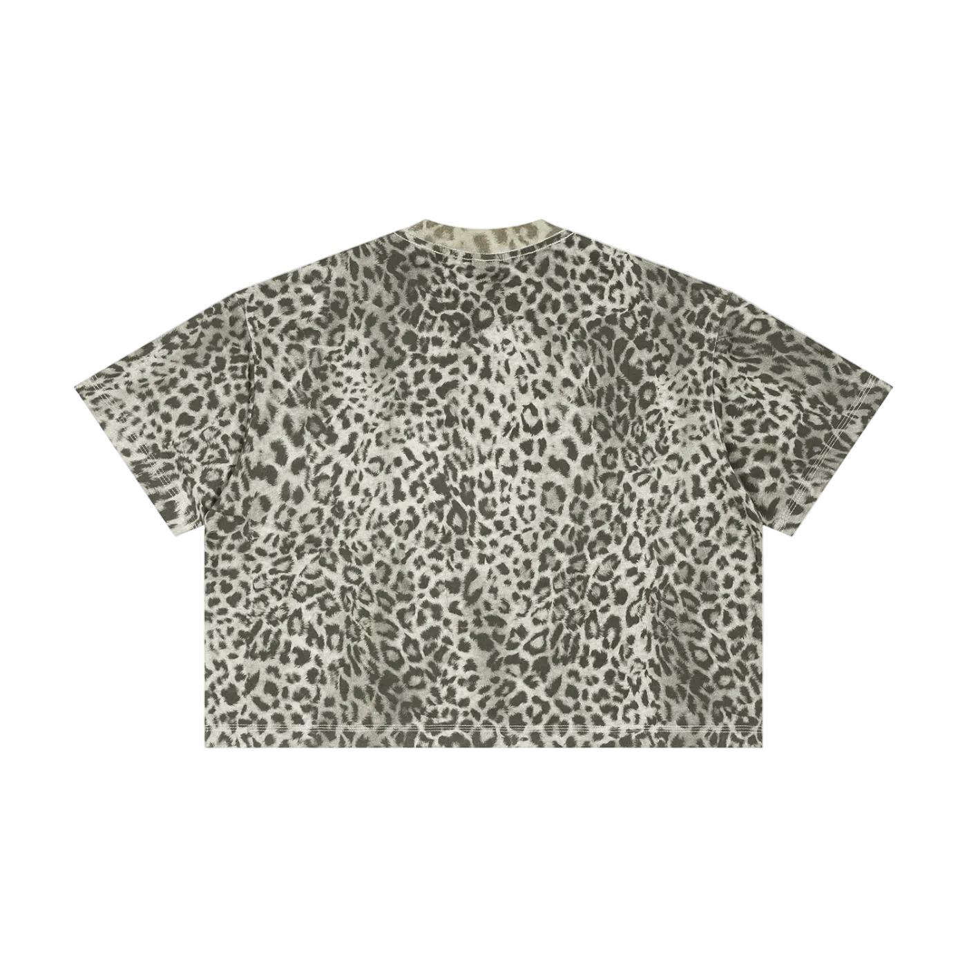 Camiseta crop getabbe con estampado leopardo gris en toda la prenda, logo "DIEGETABBE" en rojo al centro, hombro caído, corte holgado asimétrico, etiqueta con estrella roja, fondo blanco
