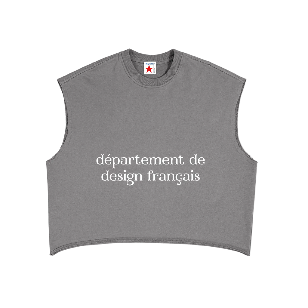 Tank top gris sin mangas getabbe con texto "département de design français" en blanco, acabado frayed, etiqueta con estrella roja, fondo blanco
