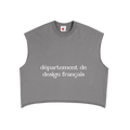 Tank top gris sin mangas getabbe con texto "département de design français" en blanco, acabado frayed, etiqueta con estrella roja, fondo blanco