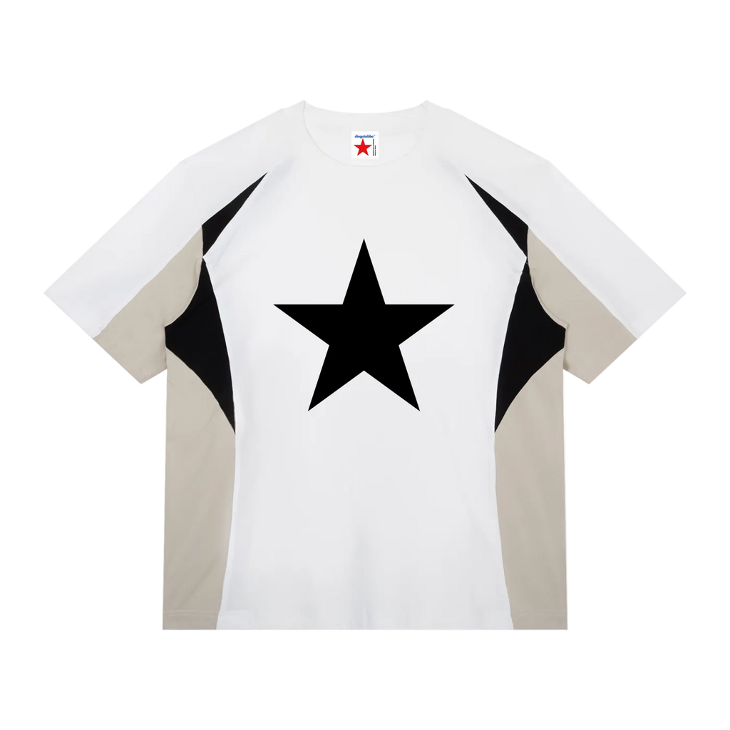 Camiseta blanca getabbe vista trasera con estrella negra grande al centro, paneles laterales beige albaricoque y triángulos negros geométricos en costados, etiqueta con estrella roja en cuello, hombro caído, corte holgado unisex, fondo blanco