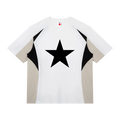 Camiseta blanca getabbe vista trasera con estrella negra grande al centro, paneles laterales beige albaricoque y triángulos negros geométricos en costados, etiqueta con estrella roja en cuello, hombro caído, corte holgado unisex, fondo blanco