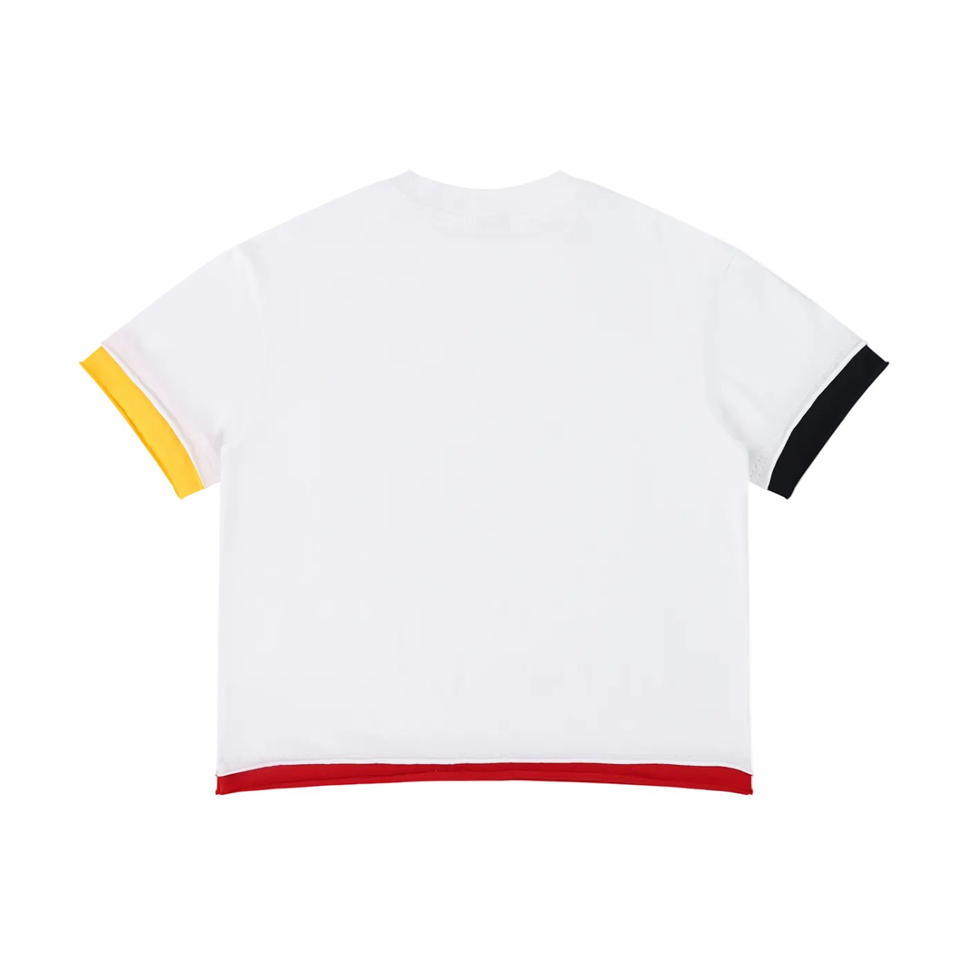 Camiseta blanca getabbe con símbolo ® rojo y números "1 2 3 4 5 6 7 8 9" en negro estilo stencil, puño izquierdo negro, puño derecho amarillo, dobladillo rojo en contraste, cuello redondo, corte crop holgado unisex, fondo blanco