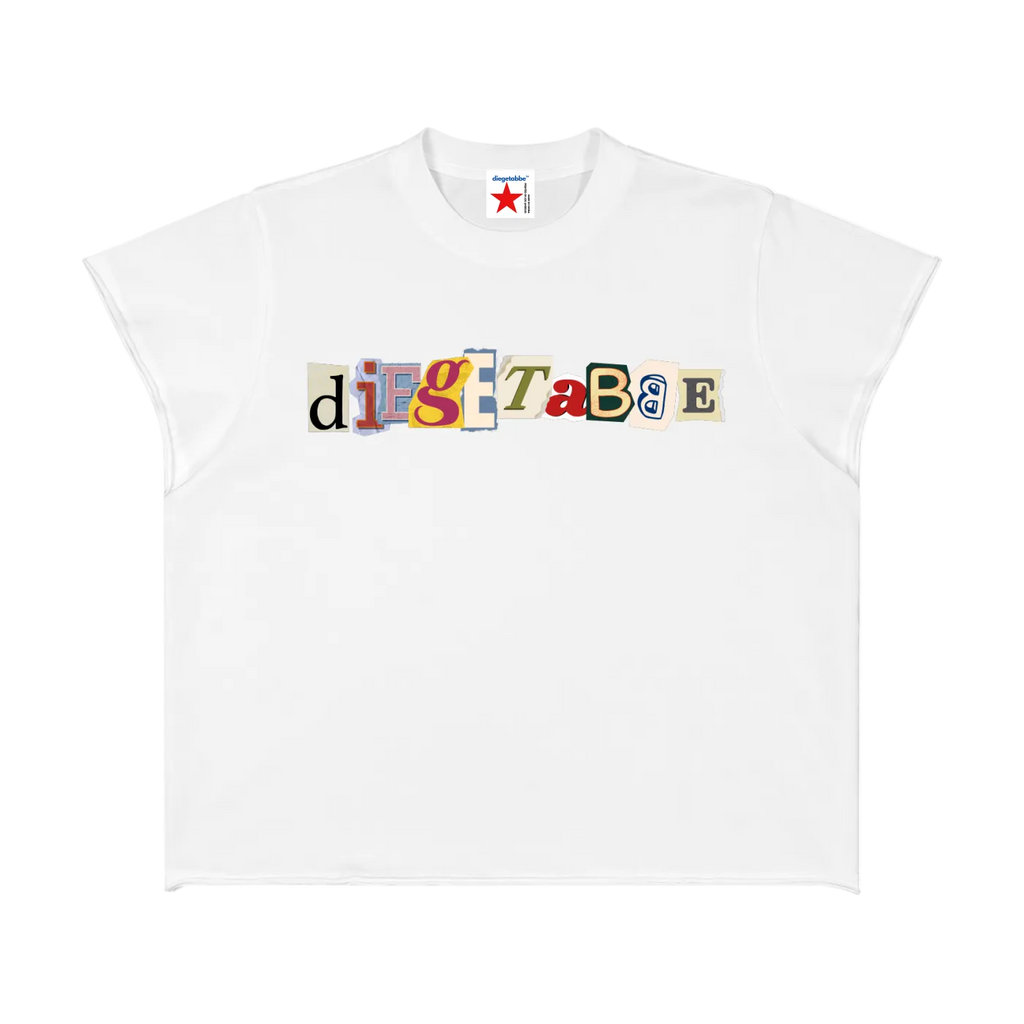 Camiseta blanca getabbe con logo "diegetabbe" en tipografía recortada multicolor estilo periódico newspaper, letras en rojo, amarillo, verde y negro sobre fondo crema, etiqueta con estrella roja, manga corta sin costuras laterales, corte holgado unisex, fondo blanco
