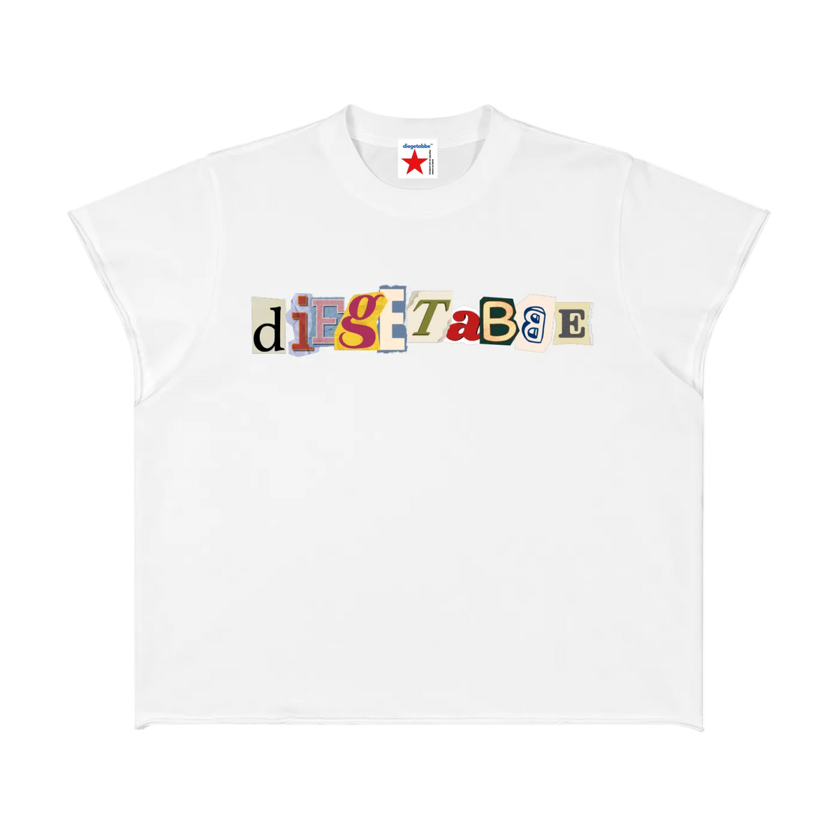 Camiseta blanca getabbe con logo "diegetabbe" en tipografía recortada multicolor estilo periódico newspaper, letras en rojo, amarillo, verde y negro sobre fondo crema, etiqueta con estrella roja, manga corta sin costuras laterales, corte holgado unisex, fondo blanco