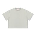 Camiseta gris claro getabbe lisa con puños de manga en tela cuadros gris en contraste, etiqueta diegetabbe con estrella roja en cuello redondo, hombro caído, corte boxy crop holgado unisex, fondo blanco