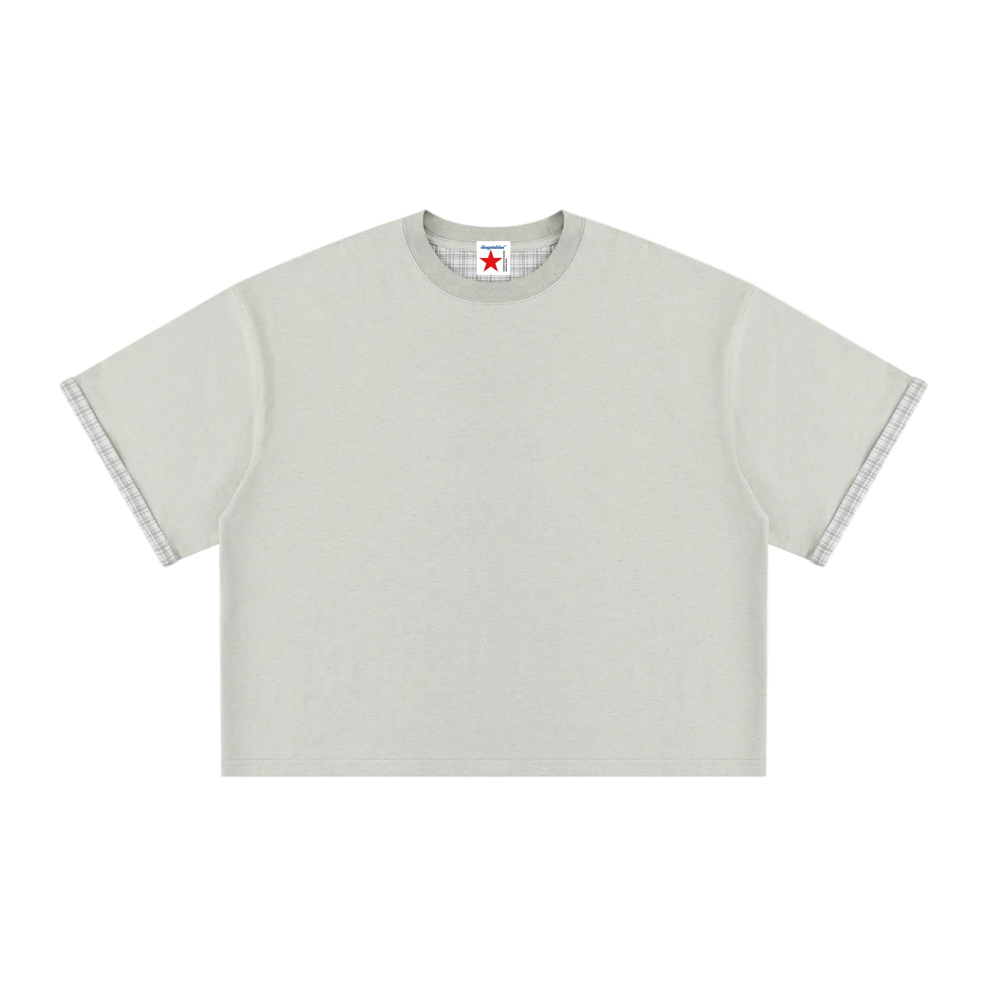 Camiseta gris claro getabbe lisa con puños de manga en tela cuadros gris en contraste, etiqueta diegetabbe con estrella roja en cuello redondo, hombro caído, corte boxy crop holgado unisex, fondo blanco