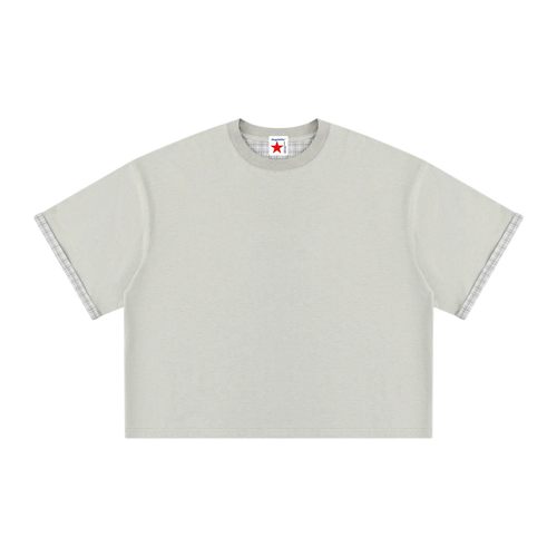 Camiseta gris claro getabbe lisa con puños de manga en tela cuadros gris en contraste, etiqueta diegetabbe con estrella roja en cuello redondo, hombro caído, corte boxy crop holgado unisex, fondo blanco