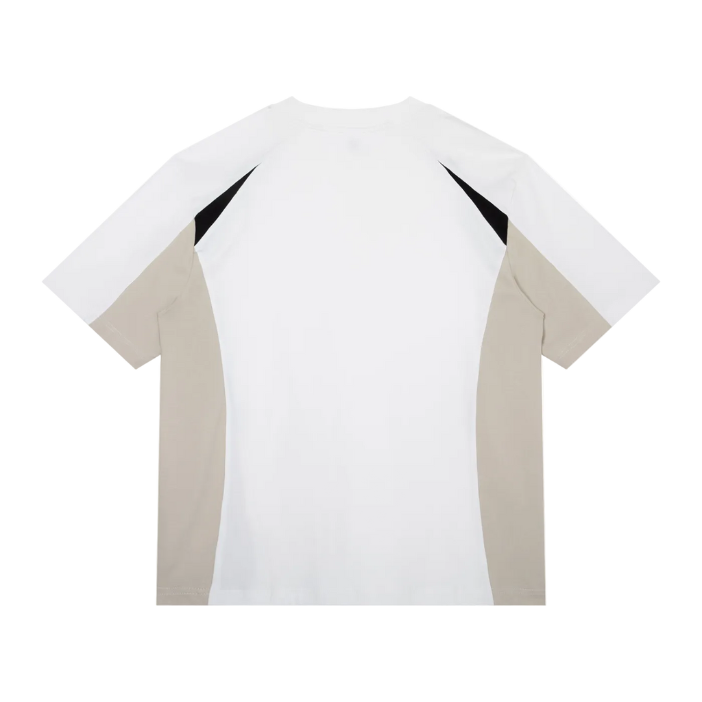 Camiseta blanca getabbe vista trasera con estrella negra grande al centro, paneles laterales beige albaricoque y triángulos negros geométricos en costados, etiqueta con estrella roja en cuello, hombro caído, corte holgado unisex, fondo blanco