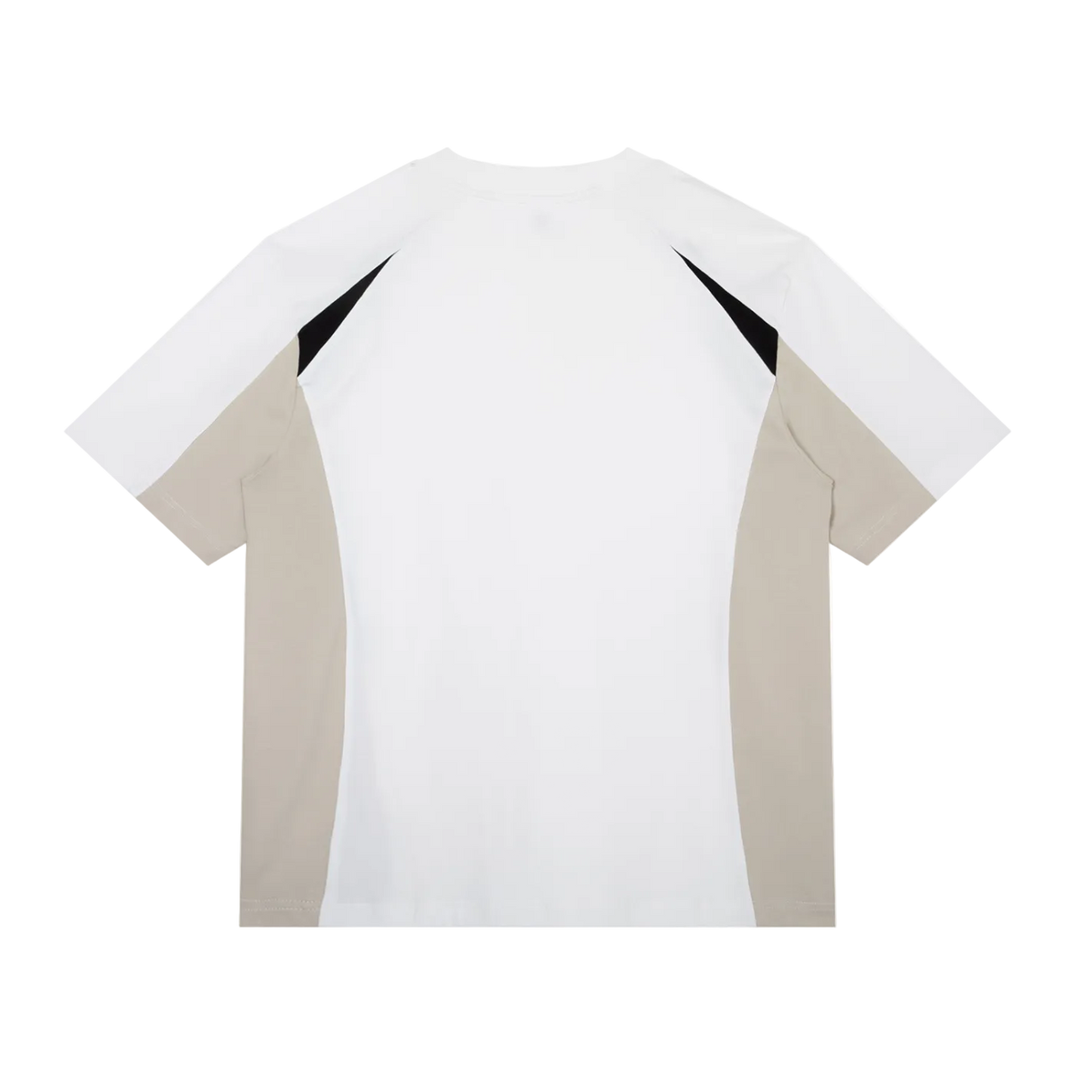 Camiseta blanca getabbe vista trasera con estrella negra grande al centro, paneles laterales beige albaricoque y triángulos negros geométricos en costados, etiqueta con estrella roja en cuello, hombro caído, corte holgado unisex, fondo blanco