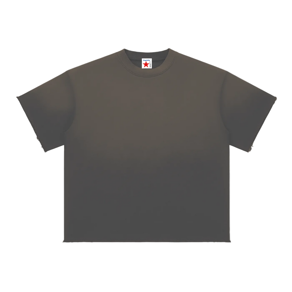Camiseta gris oscuro streetwear getabbe, vista trasera con gráfico circular "Design Department From Diegetabbe" en blanco, fondo blanco
