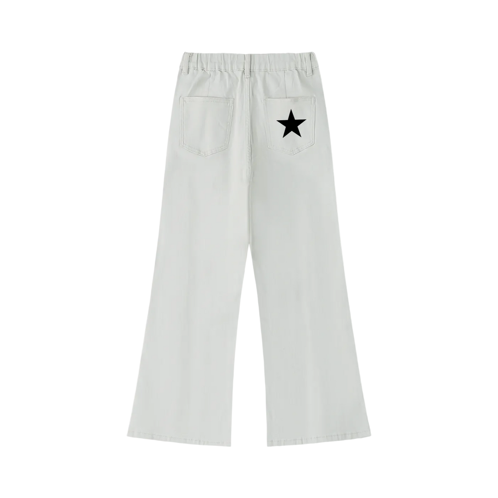 Pantalón acampanado gris claro getabbe vista trasera, estrella negra bordada en bolsillo trasero derecho, dos bolsillos traseros parche, cintura elástica, pierna flare, mujer, fondo blanco