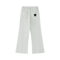 Pantalón acampanado gris claro getabbe vista trasera, estrella negra bordada en bolsillo trasero derecho, dos bolsillos traseros parche, cintura elástica, pierna flare, mujer, fondo blanco