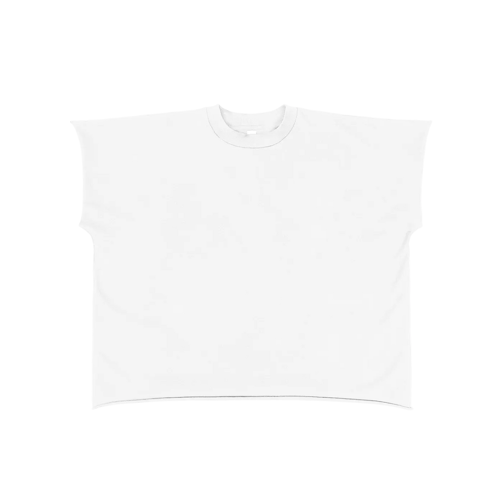 Tank top crop blanco getabbe sin mangas con texto "département de design français" en negro, hombro caído, acabado raw edge deshilachado, corte holgado, fondo blanco