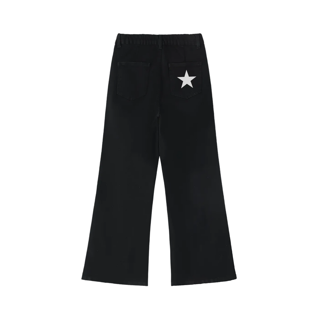 Pantalón acampanado negro getabbe vista trasera, estrella blanca bordada en bolsillo trasero derecho, dos bolsillos traseros parche, cintura elástica, pierna flare, mujer, fondo blanco