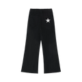 Pantalón acampanado negro getabbe vista trasera, estrella blanca bordada en bolsillo trasero derecho, dos bolsillos traseros parche, cintura elástica, pierna flare, mujer, fondo blanco