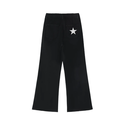 Pantalón acampanado negro getabbe vista trasera, estrella blanca bordada en bolsillo trasero derecho, dos bolsillos traseros parche, cintura elástica, pierna flare, mujer, fondo blanco