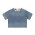 Camiseta crop azul mezclilla getabbe con efecto snow wash, cuello redondo con ribete crema en contraste, etiqueta con estrella roja en cuello, hombro caído, manga corta, corte holgado unisex, fondo blanco