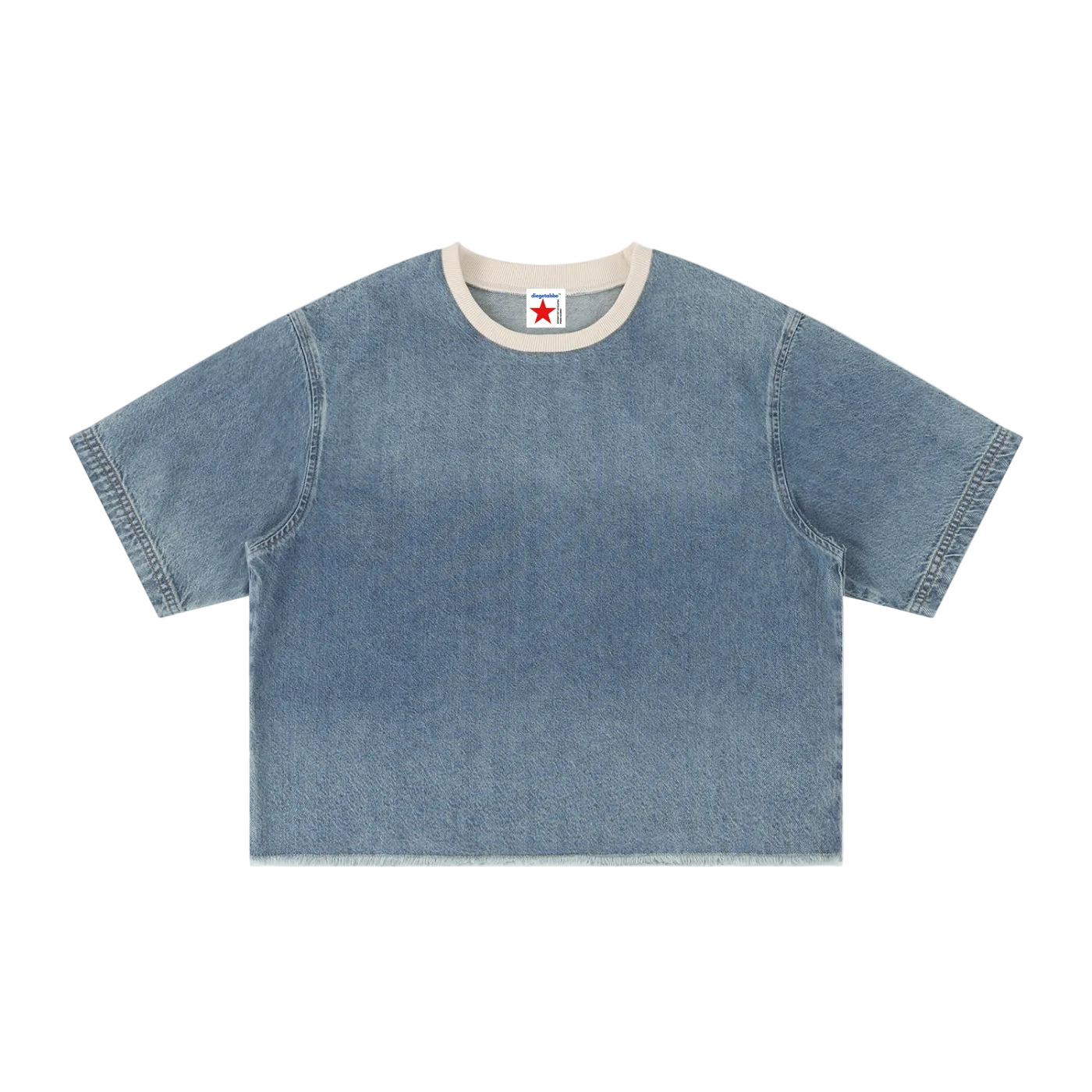 Camiseta crop azul mezclilla getabbe con efecto snow wash, cuello redondo con ribete crema en contraste, etiqueta con estrella roja en cuello, hombro caído, manga corta, corte holgado unisex, fondo blanco