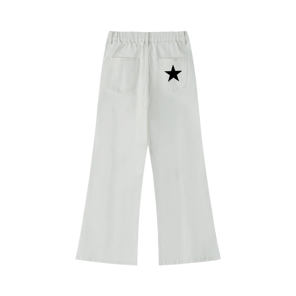 Pantalón acampanado gris claro getabbe vista trasera, estrella negra bordada en bolsillo trasero derecho, dos bolsillos traseros parche, cintura elástica, pierna flare, mujer, fondo blanco