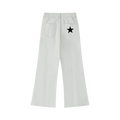 Pantalón acampanado gris claro getabbe vista trasera, estrella negra bordada en bolsillo trasero derecho, dos bolsillos traseros parche, cintura elástica, pierna flare, mujer, fondo blanco