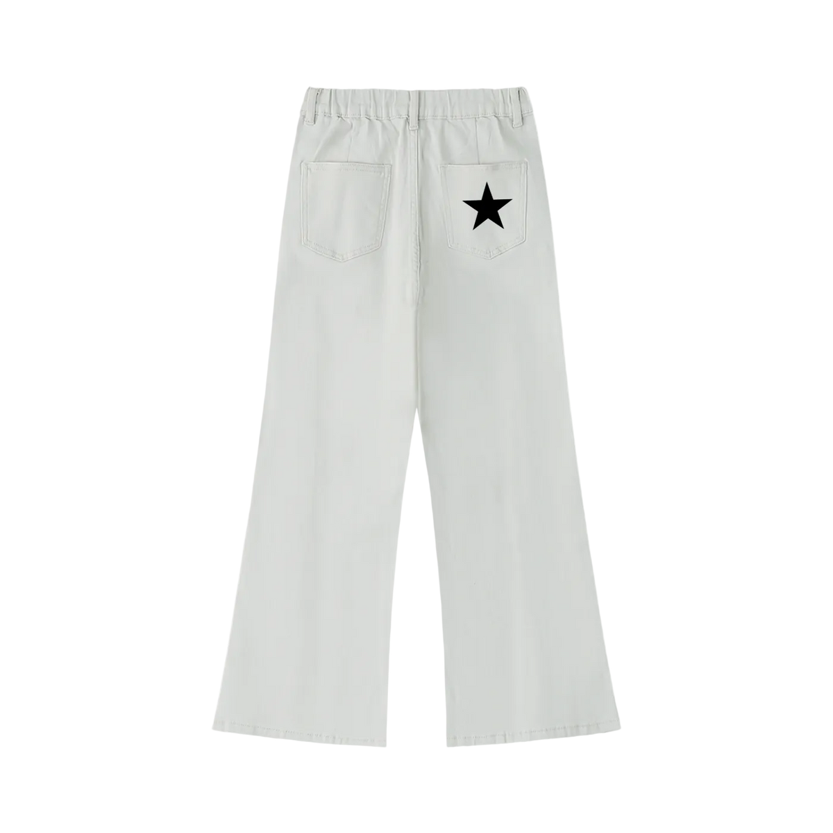 Pantalón acampanado gris claro getabbe vista trasera, estrella negra bordada en bolsillo trasero derecho, dos bolsillos traseros parche, cintura elástica, pierna flare, mujer, fondo blanco