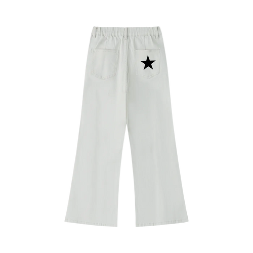 Pantalón acampanado gris claro getabbe vista trasera, estrella negra bordada en bolsillo trasero derecho, dos bolsillos traseros parche, cintura elástica, pierna flare, mujer, fondo blanco