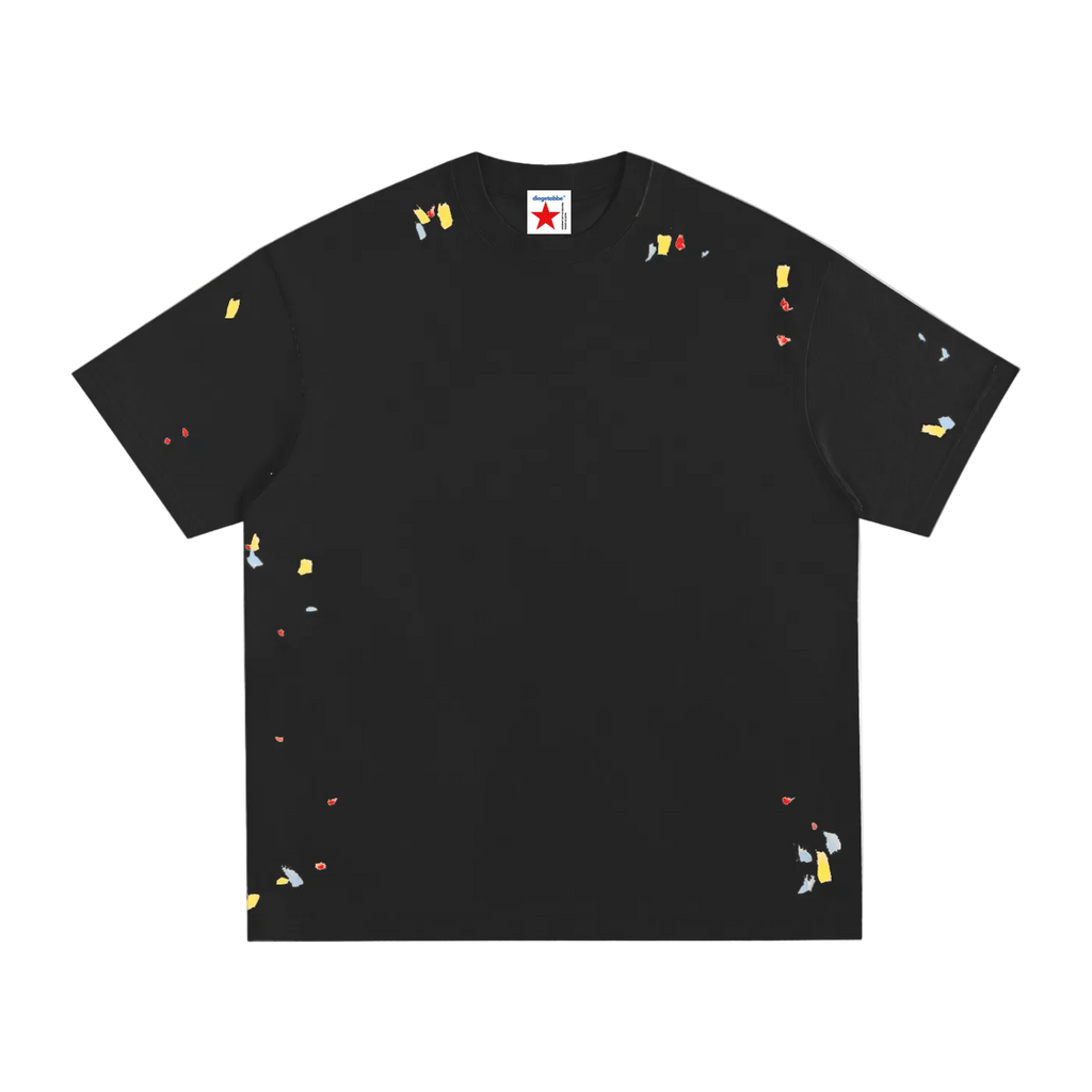 Camiseta negra getabbe vista trasera con estrella blanca grande asimétrica al centro y logo "diegetabbe" en blanco abajo, manchas de pintura multicolor rojo amarillo azul dispersas artesanalmente, hombro caído, corte holgado unisex, fondo blanco