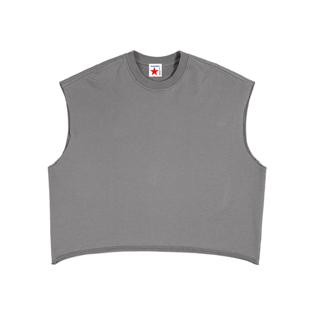 Camiseta sin mangas gris getabbe de corte crop cuadrado, cuello redondo acanalado, dobladillo curvo deshilachado frayed, etiqueta con estrella roja en cuello, fondo blanco
