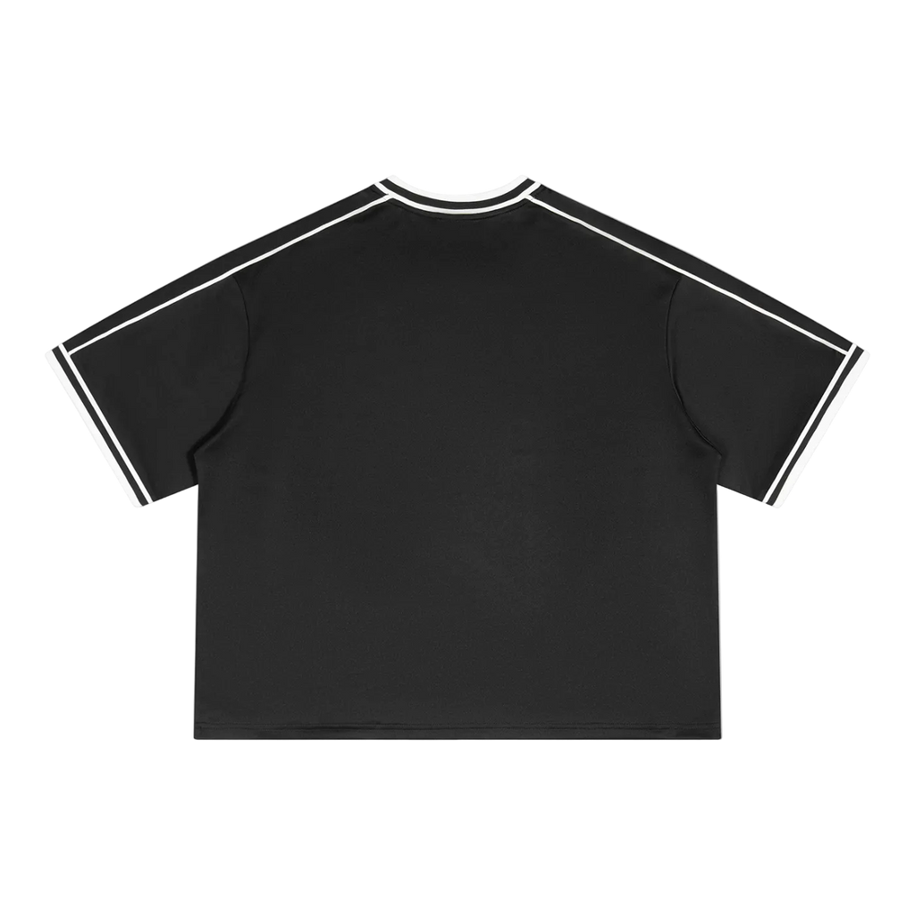 Camiseta soccer jersey negra getabbe con cuello en V blanco en contraste, franja roja vertical al centro, costuras blancas decorativas en mangas y cuerpo, etiqueta diegetabbe con estrella roja, corte crop holgado unisex, fondo blanco