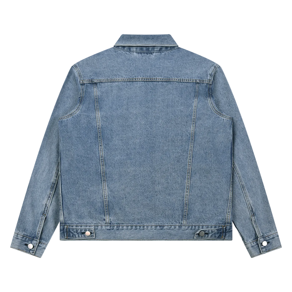 Chaqueta vaquera azul lavada getabbe con botones metálicos, bolsillos frontales y pecho, cuello solapa, etiqueta con estrella roja visible en cuello, corte holgado unisex, fondo blanco