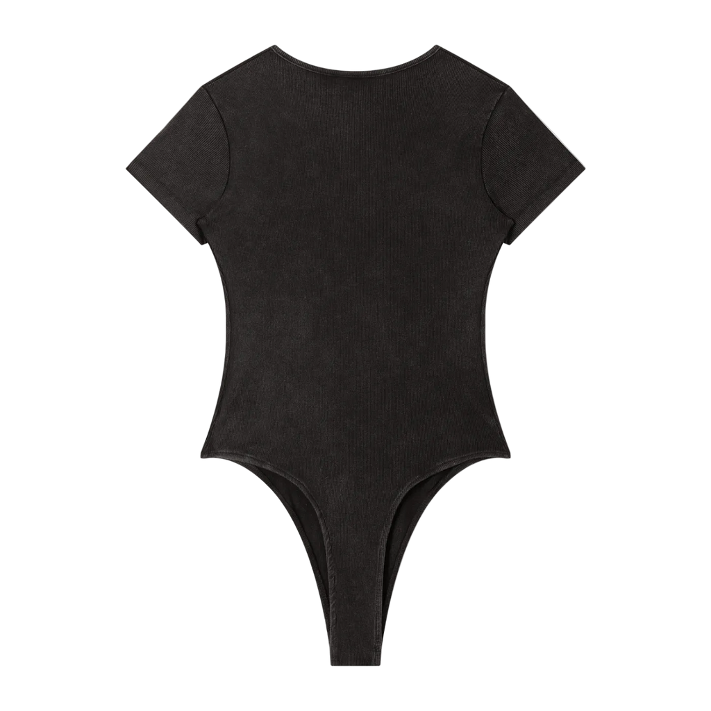 Bodysuit negro mineral wash getabbe de manga corta, tejido acanalado ribbed, cuello redondo, corte ajustado segunda piel, silueta entallada, corte tanga en la parte inferior, mujer, fondo blanco