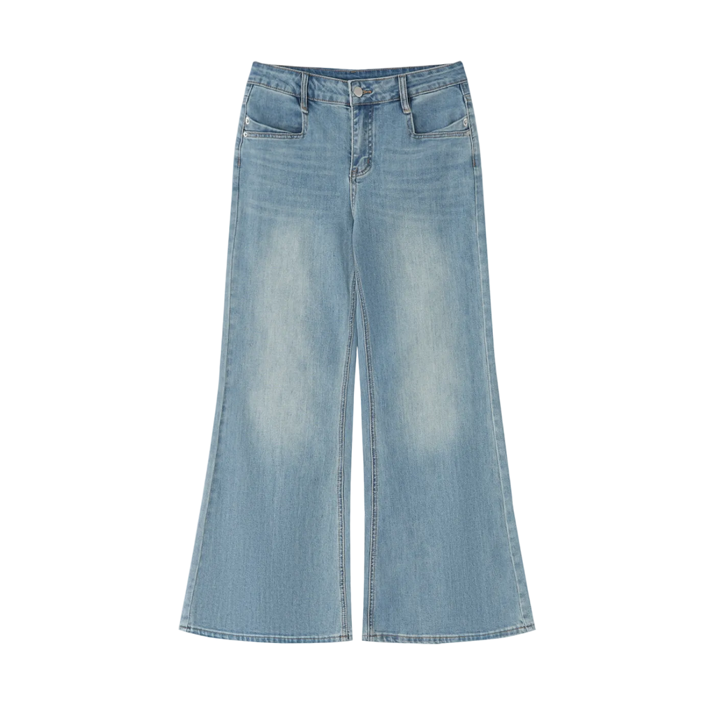 Jeans azul claro acampanados flare getabbe para mujer, lavado sun fade con desgaste en muslos, talle medio, bolsillos frontales diagonales, corte largo acampanado, fondo blanco