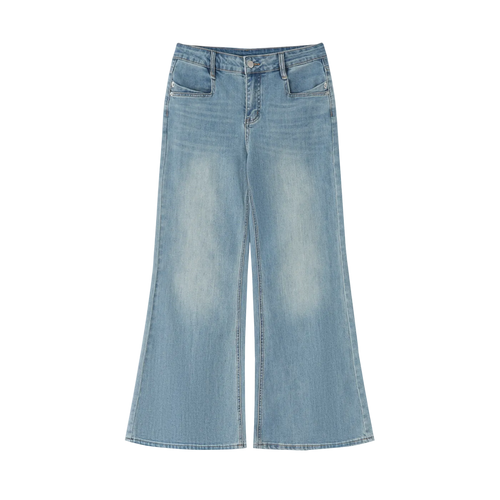Jeans azul claro acampanados flare getabbe para mujer, lavado sun fade con desgaste en muslos, talle medio, bolsillos frontales diagonales, corte largo acampanado, fondo blanco
