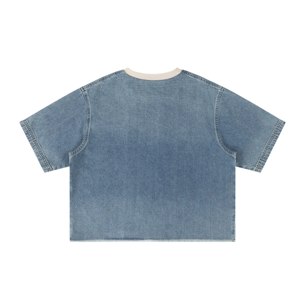 Camiseta crop azul mezclilla getabbe con efecto snow wash, cuello redondo con ribete crema en contraste, etiqueta con estrella roja en cuello, hombro caído, manga corta, corte holgado unisex, fondo blanco