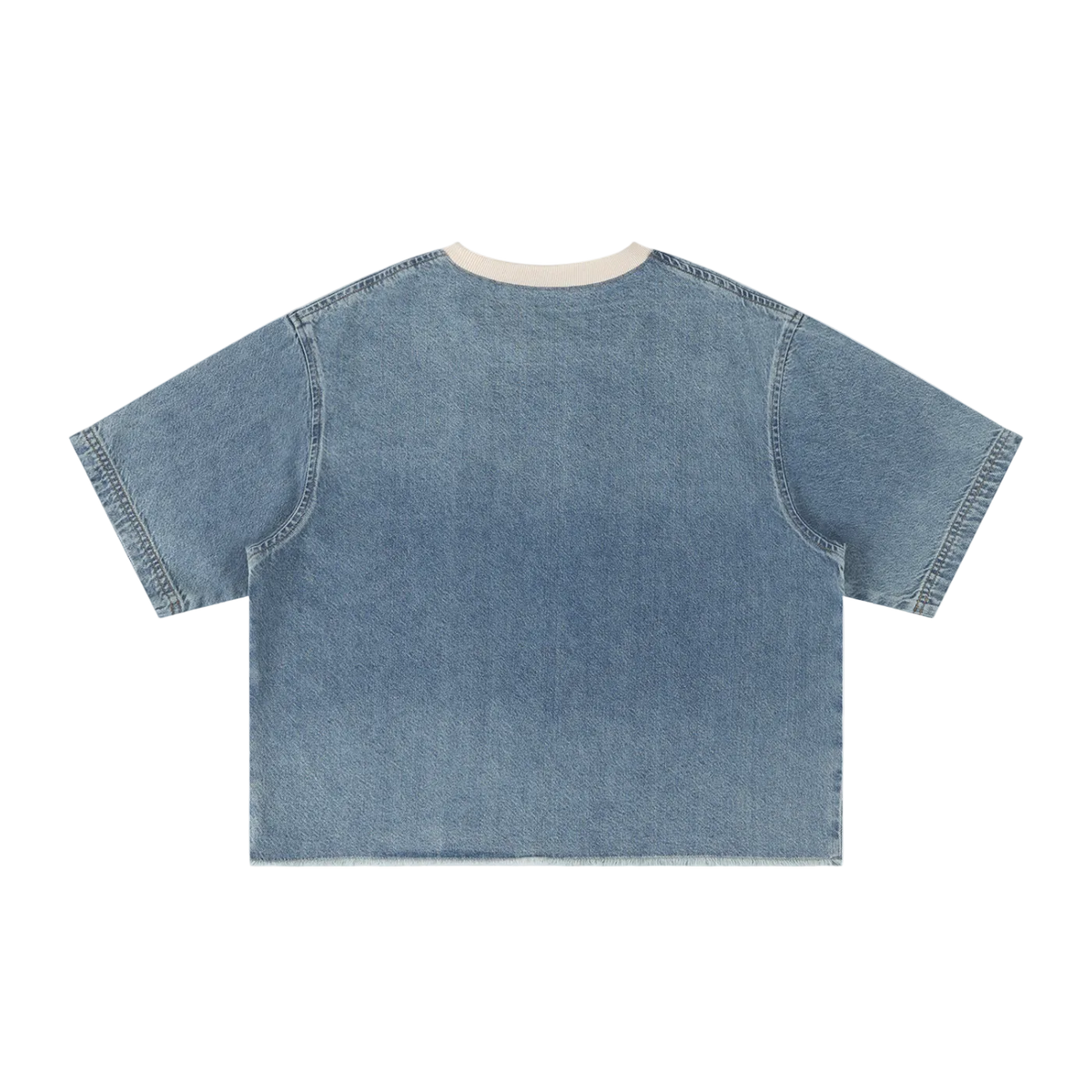 Camiseta crop azul mezclilla getabbe con efecto snow wash, cuello redondo con ribete crema en contraste, etiqueta con estrella roja en cuello, hombro caído, manga corta, corte holgado unisex, fondo blanco