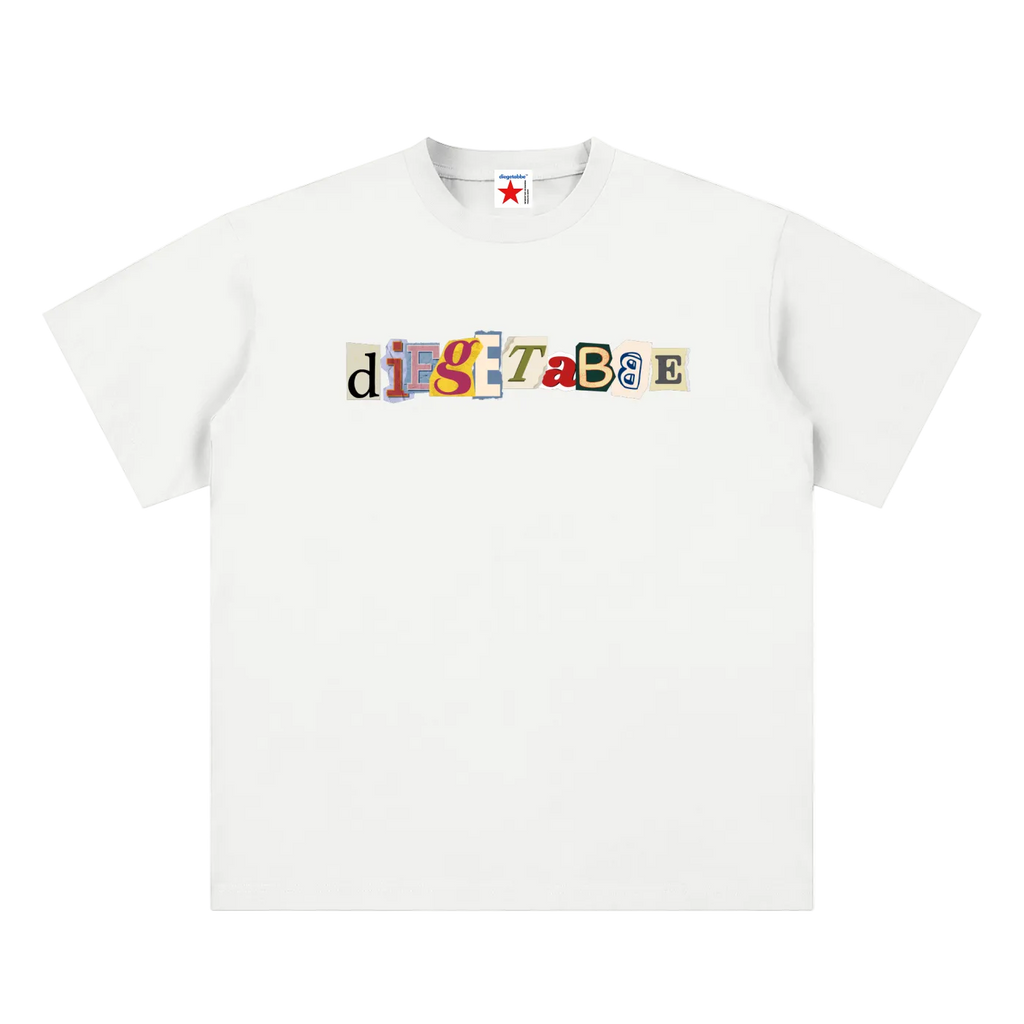 Camiseta blanca getabbe con logo "diegetabbe" en tipografía recortada multicolor estilo ransom note, letras en rojo, amarillo, azul, verde y negro sobre fondos crema y gris, etiqueta con estrella roja, hombro caído, corte largo holgado unisex, fondo blanco