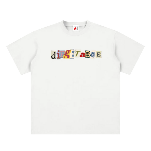 Camiseta blanca getabbe con logo "diegetabbe" en tipografía recortada multicolor estilo ransom note, letras en rojo, amarillo, azul, verde y negro sobre fondos crema y gris, etiqueta con estrella roja, hombro caído, corte largo holgado unisex, fondo blanco