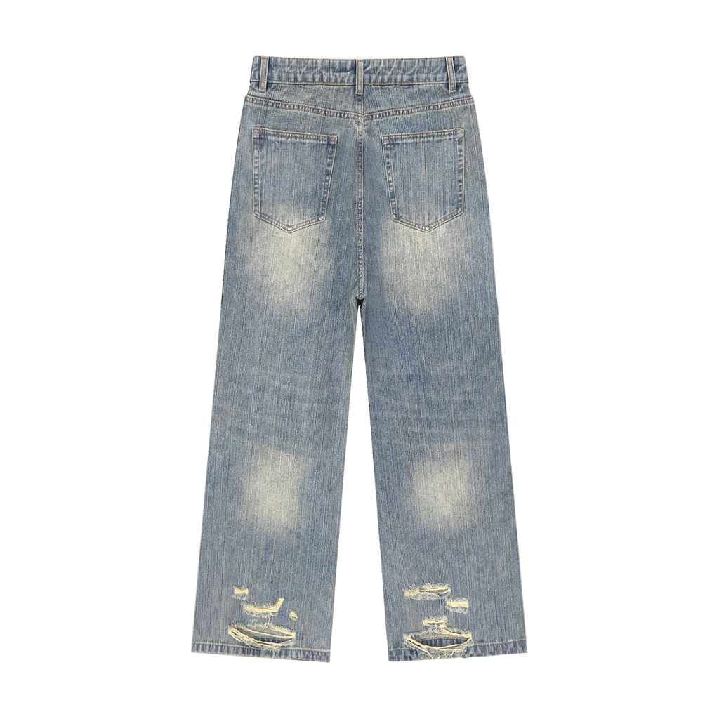 Jeans azules pierna ancha getabbe con lavado vintage, desgaste en muslos, rotura ripped en rodilla derecha, talle medio, bolsillos frontales, corte holgado unisex, fondo blanco