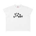 Camiseta blanca streetwear getabbe con letras negras "DIEGETABBE" en el pecho y estrella roja en la etiqueta, fondo blanco