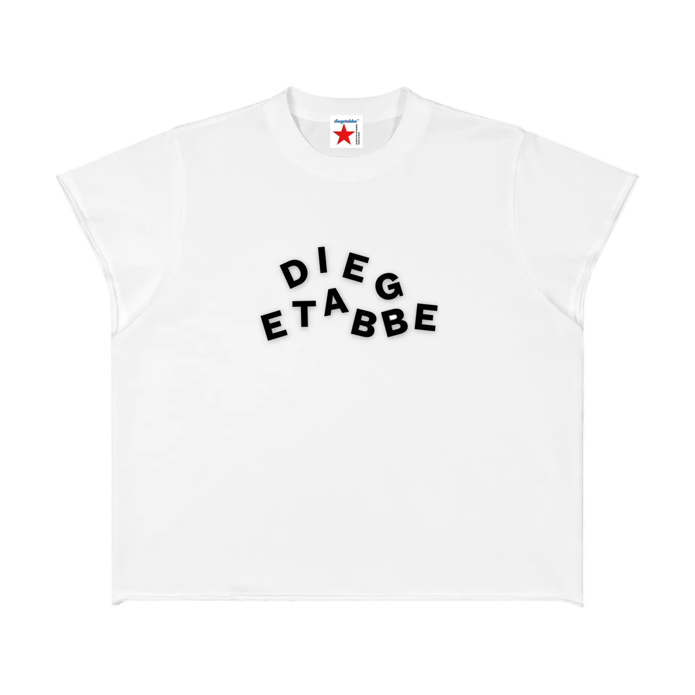 Camiseta blanca streetwear getabbe con letras negras "DIEGETABBE" en el pecho y estrella roja en la etiqueta, fondo blanco