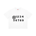 Camiseta blanca getabbe con símbolo ® negro y números "1 2 3 4 5 6 7 8 9" en negro estilo stencil, todo en un solo color, etiqueta con estrella roja en cuello, hombro caído, corte boxy holgado unisex, fondo blanco