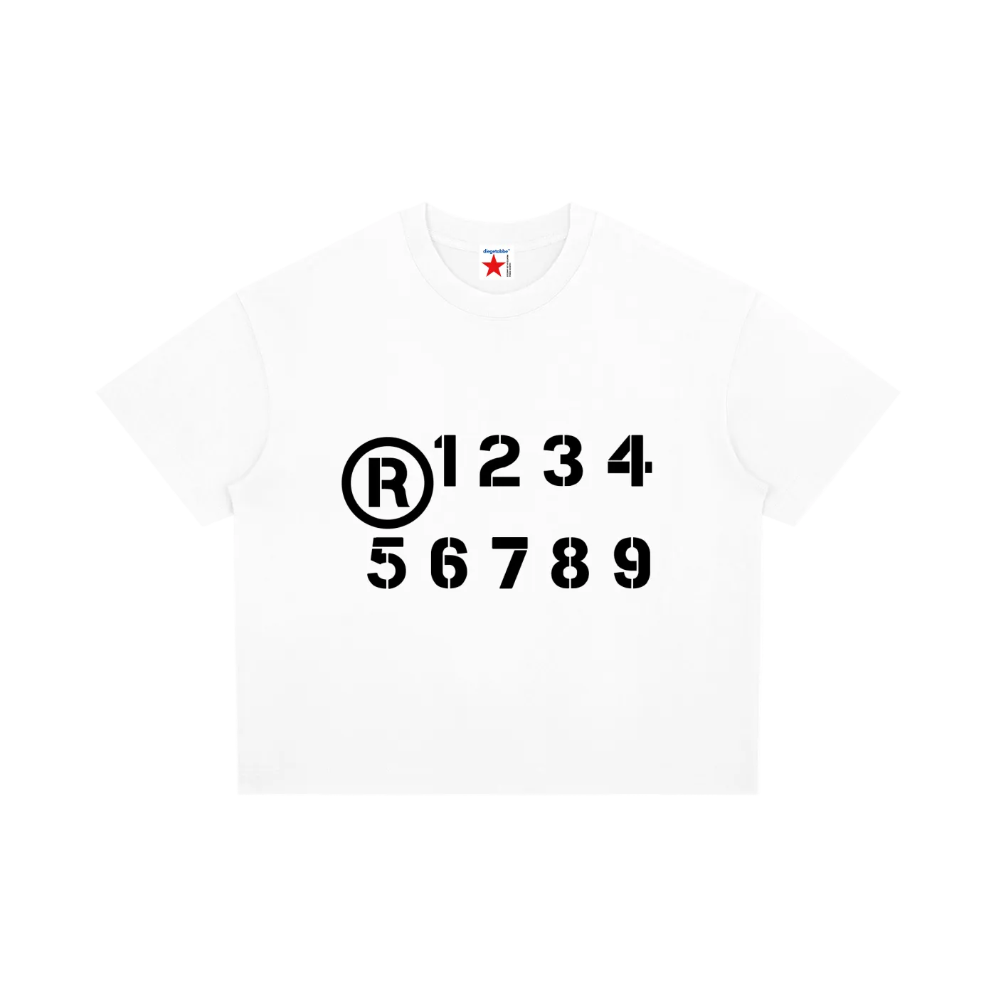 Camiseta blanca getabbe con símbolo ® negro y números "1 2 3 4 5 6 7 8 9" en negro estilo stencil, todo en un solo color, etiqueta con estrella roja en cuello, hombro caído, corte boxy holgado unisex, fondo blanco