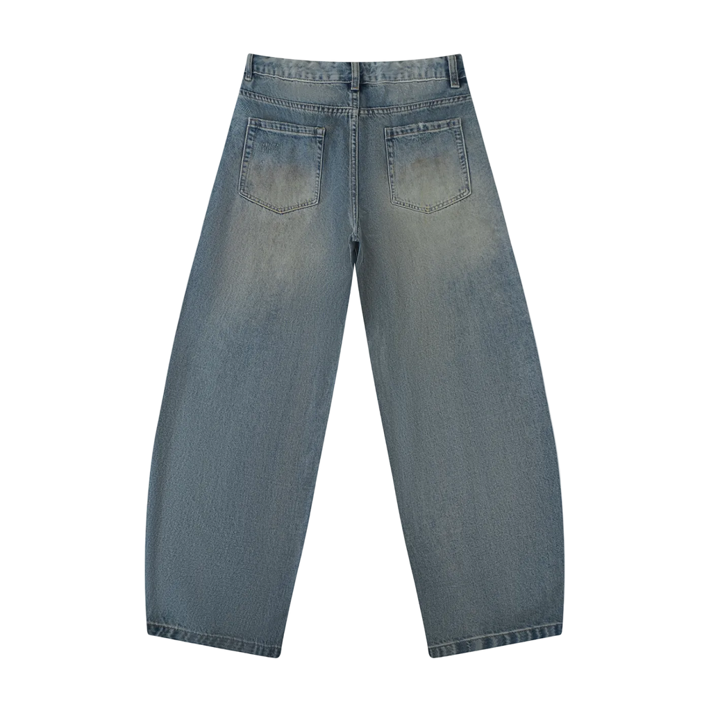 Jeans azules pierna ancha balloon getabbe con lavado vintage sun fade, roturas ripped en muslo y rodilla izquierda, desgaste en cadera, talle medio, bolsillos frontales, corte holgado hombre, fondo blanco
