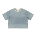 Camiseta crop azul cielo claro getabbe con efecto snow wash, cuello redondo con ribete crema en contraste, etiqueta con estrella roja en cuello, hombro caído, manga corta, corte holgado unisex, fondo blanco