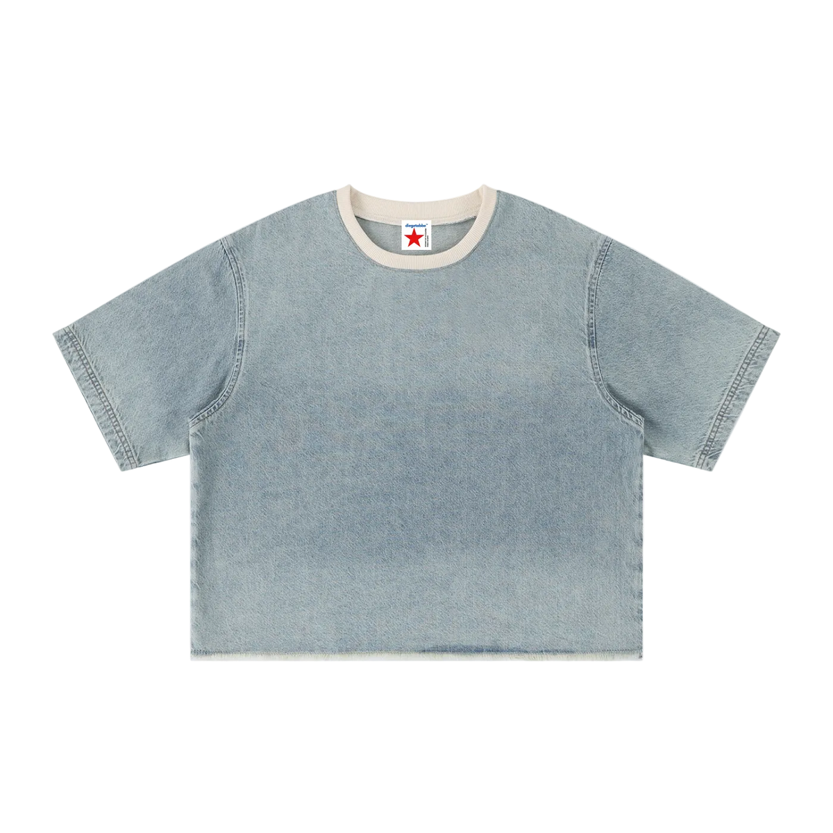 Camiseta crop azul cielo claro getabbe con efecto snow wash, cuello redondo con ribete crema en contraste, etiqueta con estrella roja en cuello, hombro caído, manga corta, corte holgado unisex, fondo blanco
