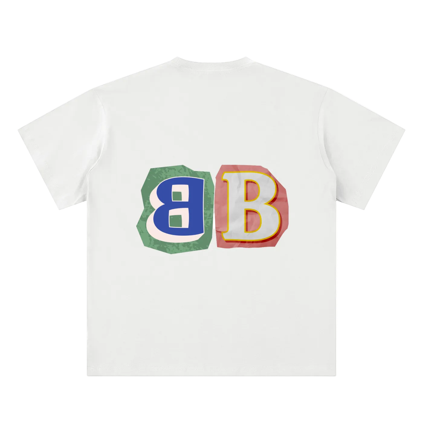 Camiseta blanca getabbe con logo "diegetabbe" en tipografía recortada multicolor estilo ransom note, letras en rojo, amarillo, azul, verde y negro sobre fondos crema y gris, etiqueta con estrella roja, hombro caído, corte largo holgado unisex, fondo blanco